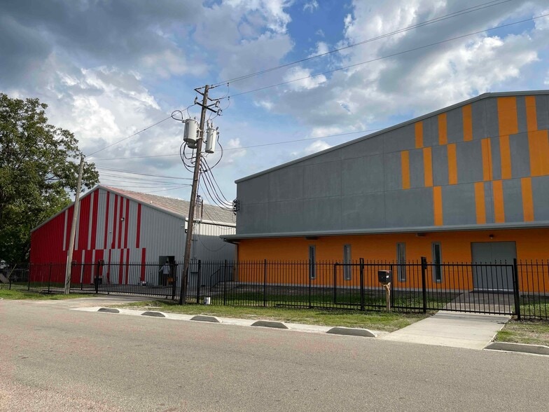 2202 Lone Oak Rd, Houston, TX for sale - Building Photo - Image 2 of 19