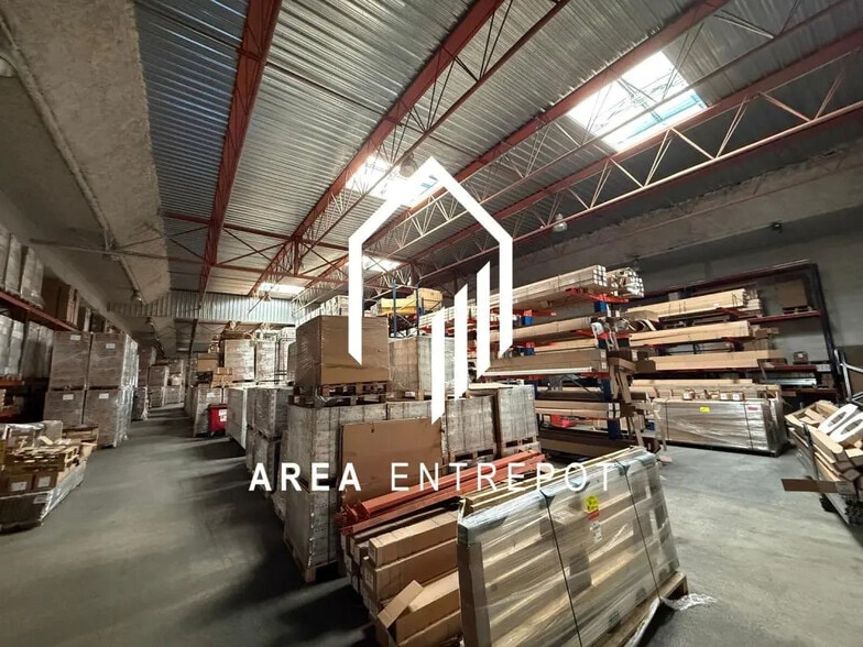 Flex in Vitrolles for lease - Interior Photo - Image 1 of 7