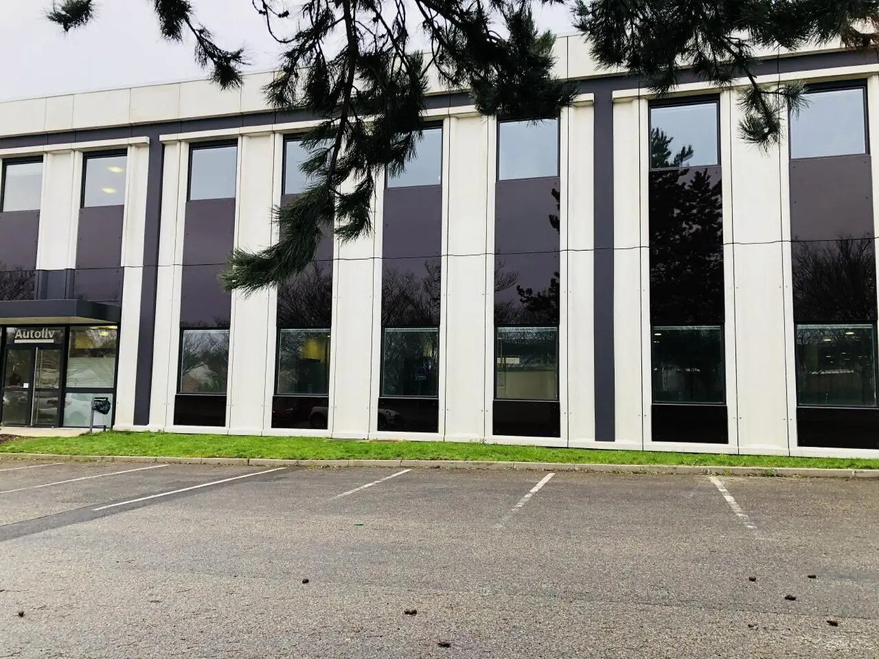 Flex in Cergy for lease Building Photo- Image 1 of 19