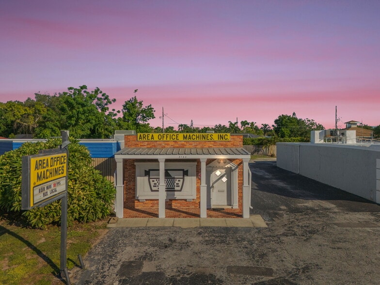 3160 Southgate Cir, Sarasota, FL for sale - Building Photo - Image 2 of 25