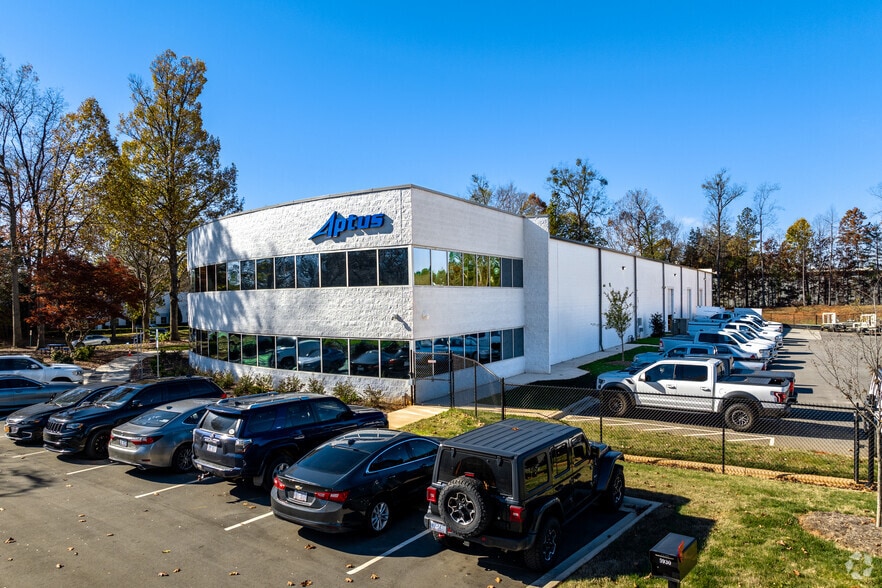 5930 Northwoods Business Pky, Charlotte, NC for lease - Primary Photo - Image 1 of 12