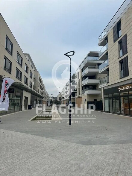 Retail in SAINT-HILAIRE for lease - Building Photo - Image 2 of 5