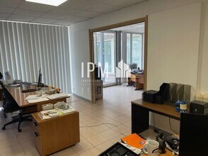 Flex in Les Pennes-Mirabeau for lease Interior Photo- Image 1 of 4