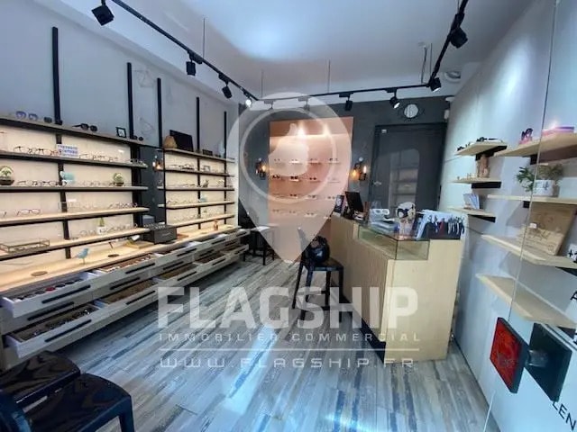 Retail in Vincennes for lease - Interior Photo - Image 1 of 6