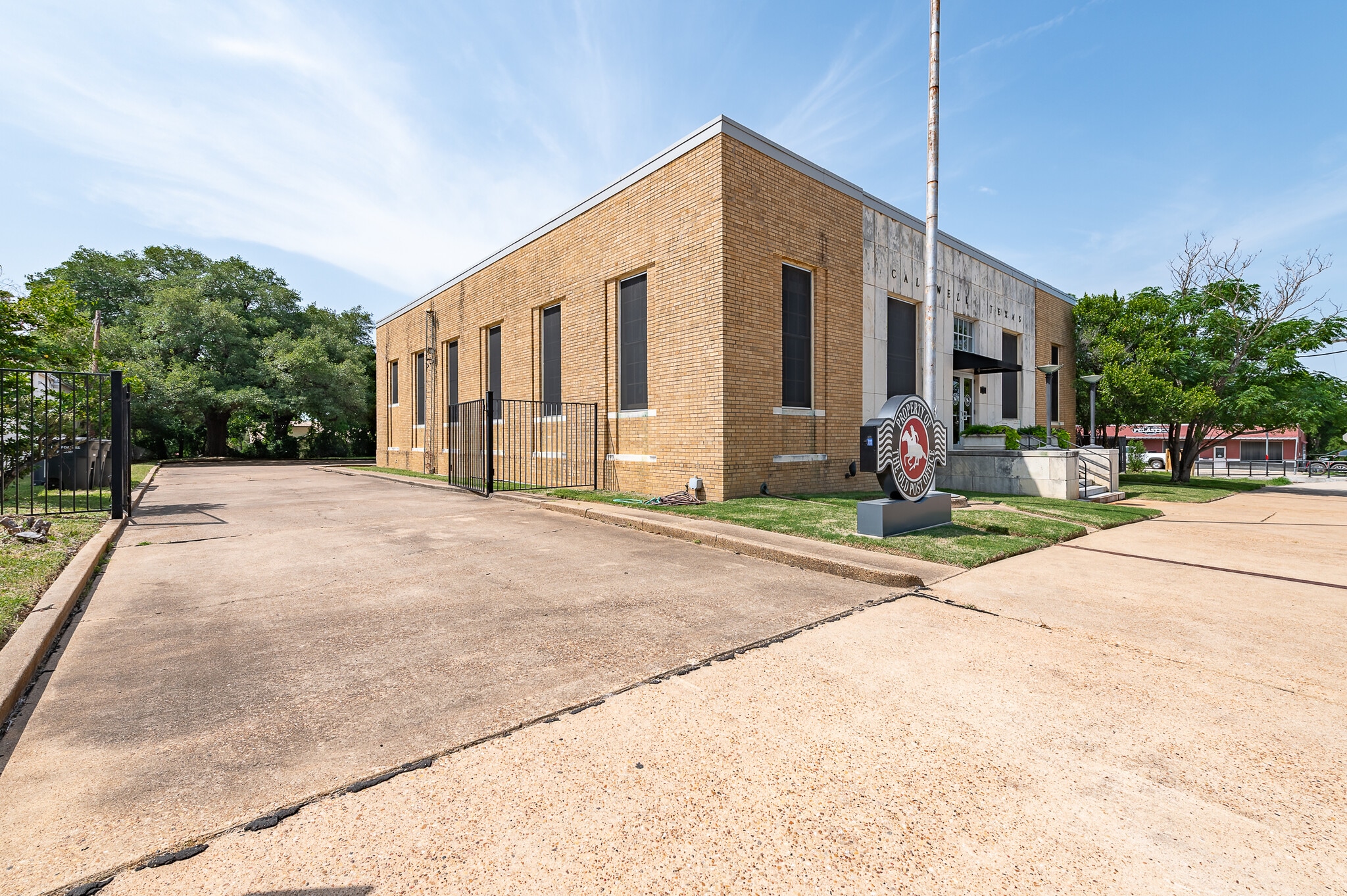 102 W Fox St, Caldwell, TX for sale Building Photo- Image 1 of 37