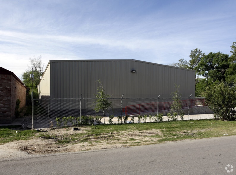 8561 Rayson Rd, Houston, TX for lease - Building Photo - Image 2 of 17