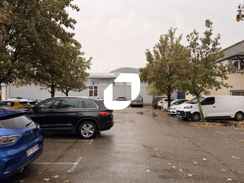 Office in Eybens for lease - Building Photo - Image 3 of 6