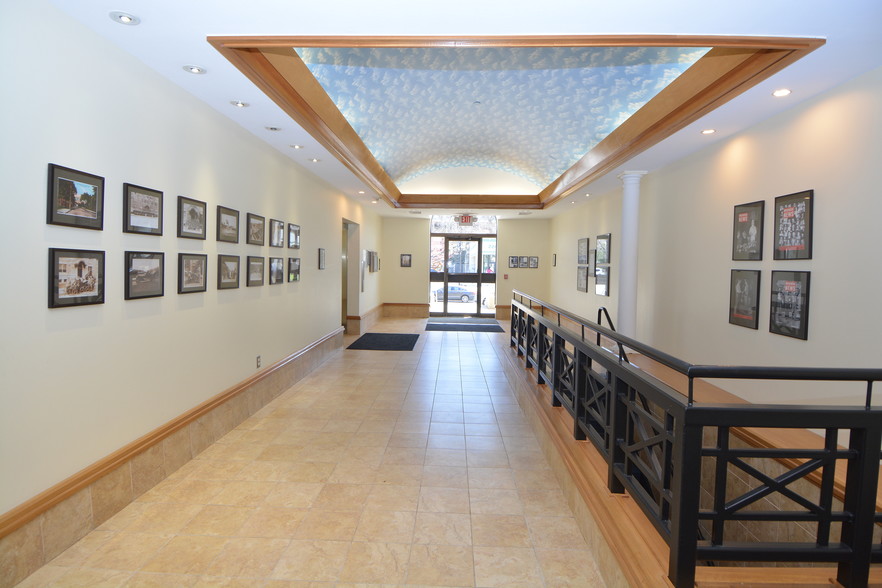 225 N Main St, Bristol, CT for lease - Lobby - Image 2 of 6