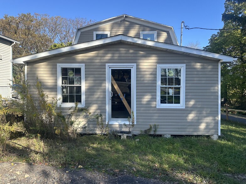 27 Sterling Rd, Mount Pocono, PA for lease - Building Photo - Image 1 of 3