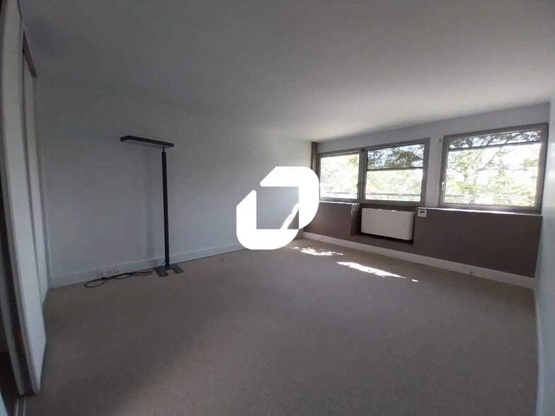 Office in Le Mesnil-Saint-Denis for lease - Building Photo - Image 3 of 12