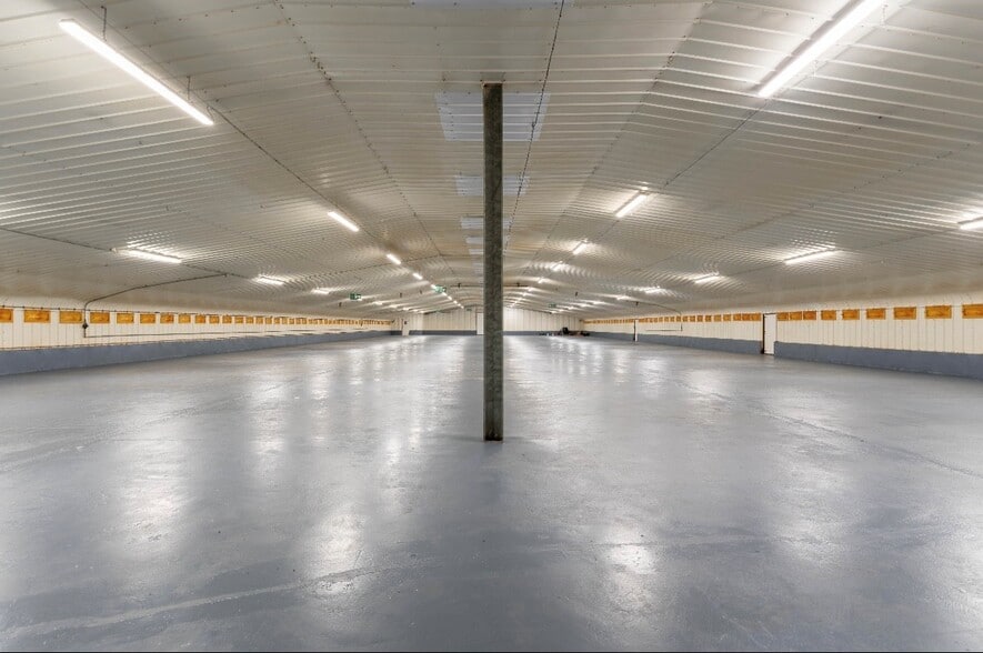 Broadbridge Ln, Smallfield for lease - Building Photo - Image 3 of 5