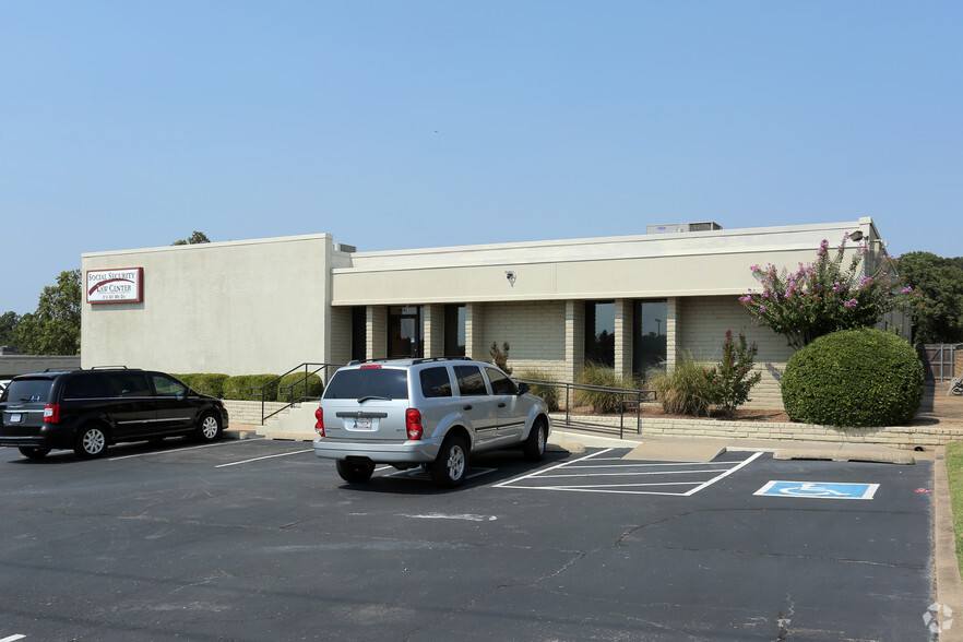 2241 E Skelly Dr, Tulsa, OK for lease - Building Photo - Image 2 of 7