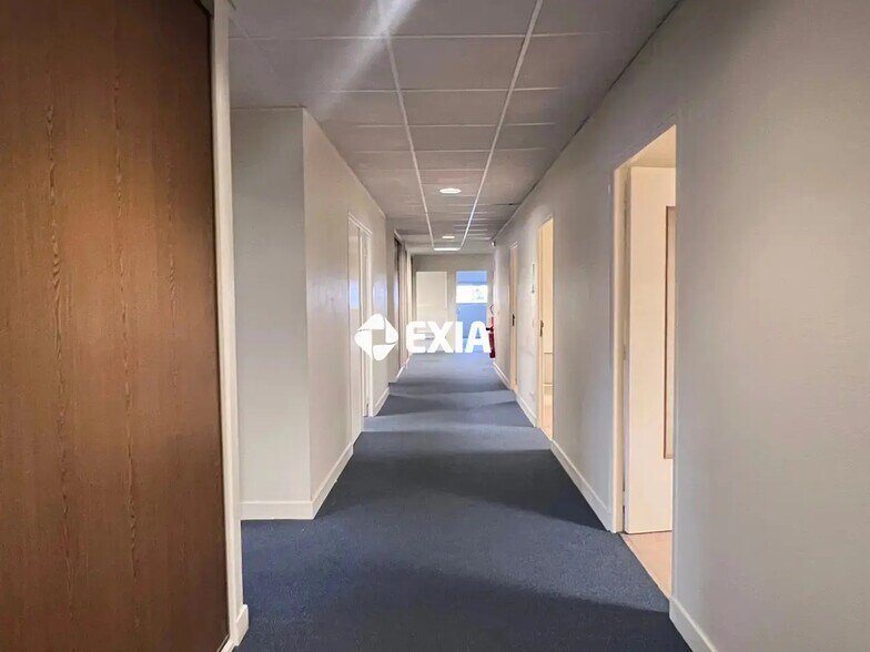 48 Rue De La Batardière, Saint-Jean-de-la-Ruelle for lease - Interior Photo - Image 3 of 10