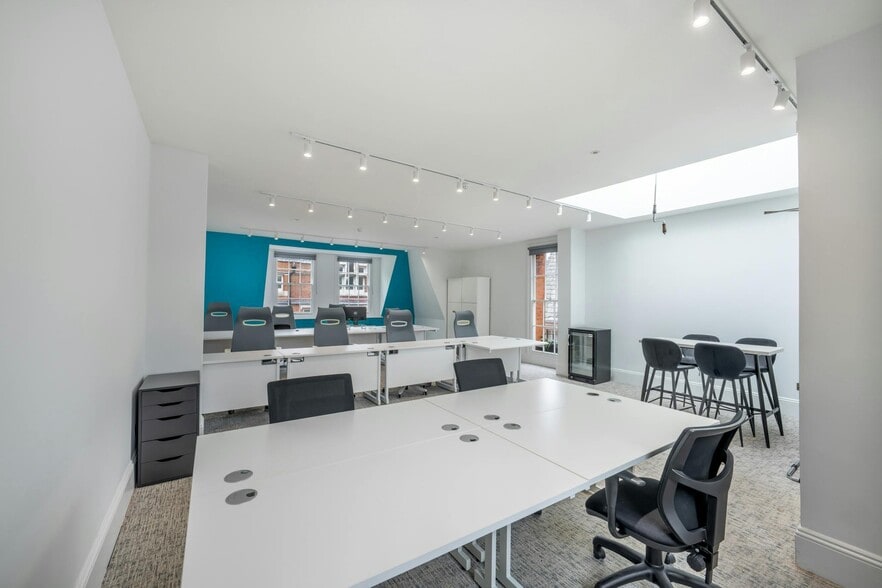 22 Gilbert St, London for lease - Interior Photo - Image 2 of 22