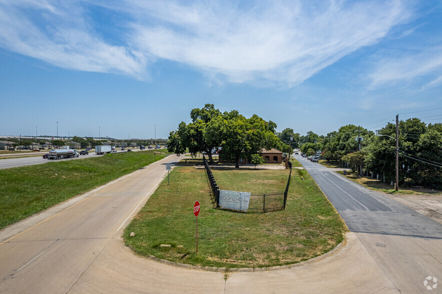 2323 N Walton Walker Blvd, Dallas, TX for lease - Building Photo - Image 3 of 23