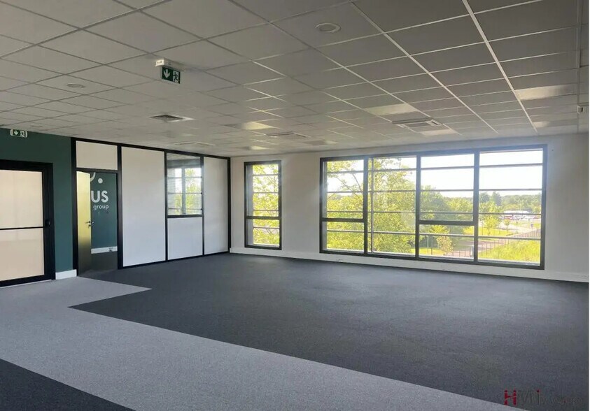 Office in Isneauville for lease - Interior Photo - Image 3 of 10