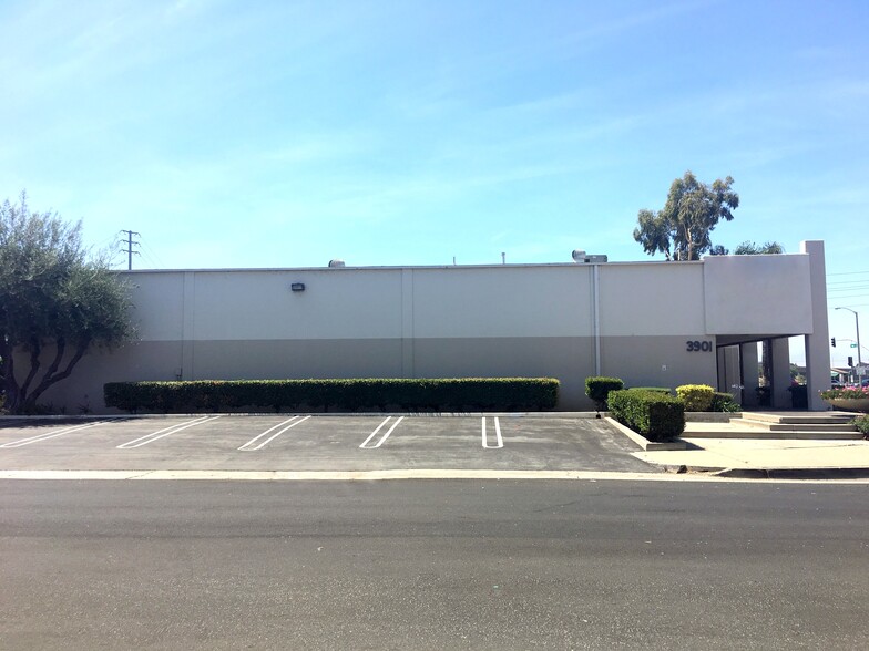 3901 S Main St, Santa Ana, CA for lease - Building Photo - Image 2 of 3