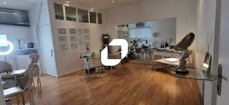 Retail in Paris for lease Interior Photo- Image 1 of 9