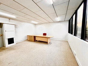 Gemini Cres, Dundee for lease Interior Photo- Image 2 of 6