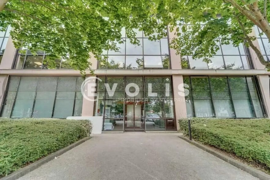 Office in Torcy for lease - Building Photo - Image 1 of 3