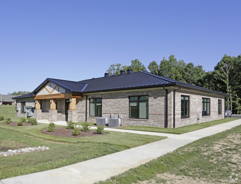 4801 Indian Trail Fairview Rd, Indian Trail, NC for lease - Front Entrance with Paved Walkway - Image 1 of 4