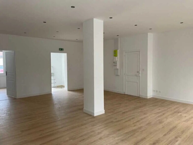 Retail in Soissons for lease - Building Photo - Image 2 of 4