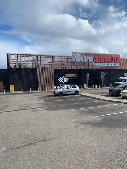 Retail in Bollène for lease - Building Photo - Image 2 of 23