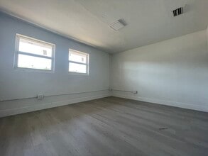1665-1667 W 33rd Pl, Hialeah, FL for lease Interior Photo- Image 2 of 9