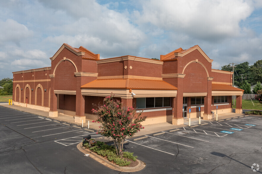 1100 W Wade Hampton Blvd, Greer, SC for sale - Primary Photo - Image 1 of 1