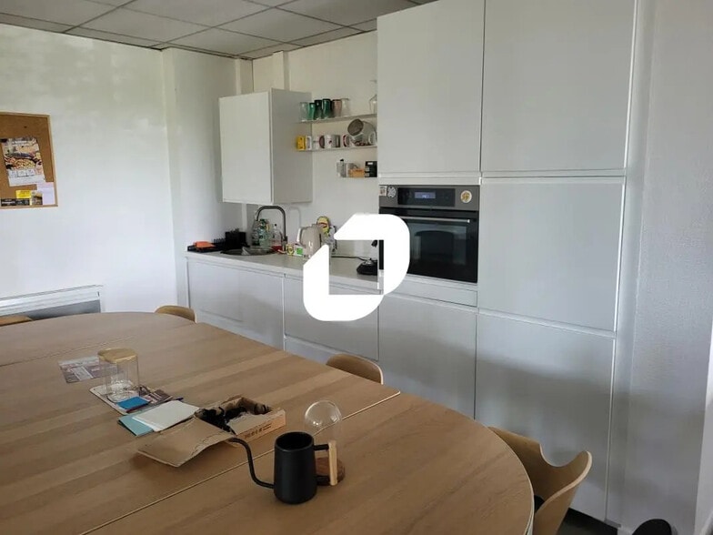 Office in Lezennes for lease - Interior Photo - Image 3 of 7