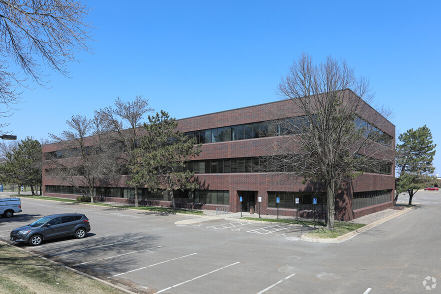 6 Pine Tree Dr, Arden Hills, MN for lease - Building Photo - Image 1 of 2