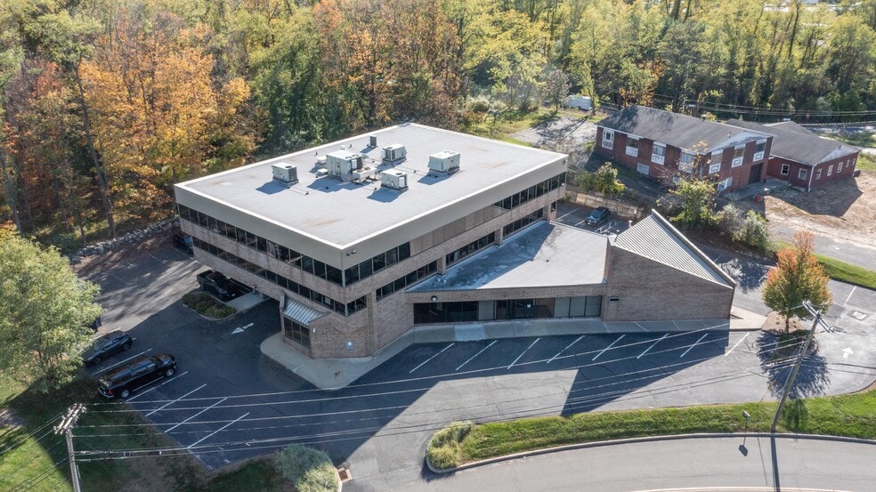108 Mill Plain Rd, Danbury, CT for lease - Building Photo - Image 2 of 8