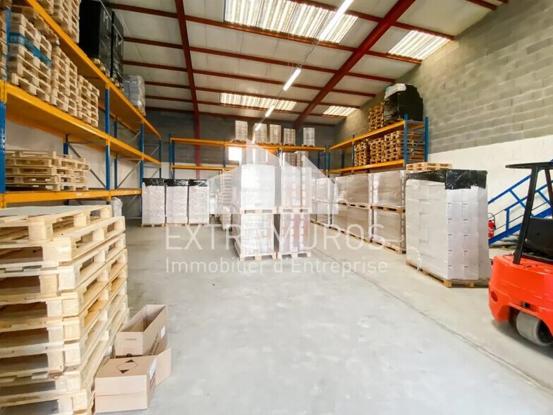 Flex in Sainte-Consorce for lease - Interior Photo - Image 1 of 9