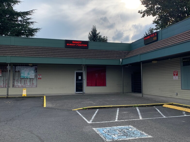 13810-13900 NE Sandy Blvd, Portland, OR for lease - Building Photo - Image 1 of 3