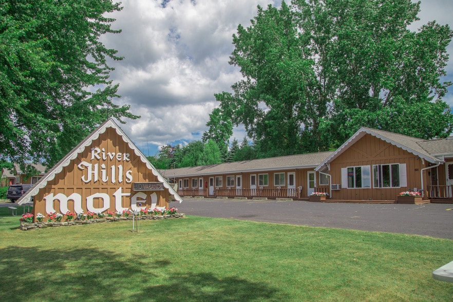 820 N Water St, Algoma, WI 54201