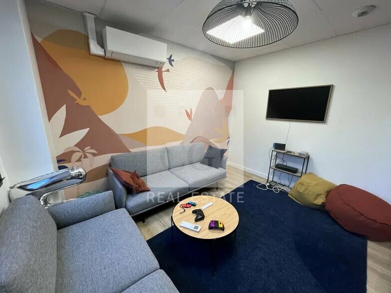 Office in Lyon for lease - Interior Photo - Image 2 of 9