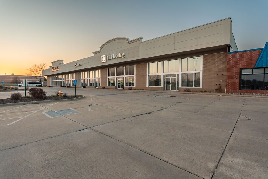 10121-10151 Hickman Rd, Urbandale, IA for lease - Building Photo - Image 1 of 3
