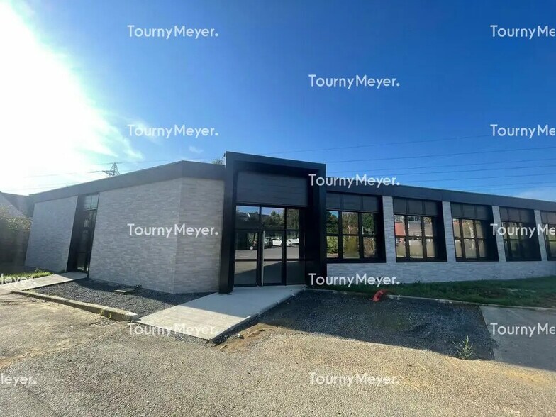 Office in Saint-Grégoire for lease - Building Photo - Image 3 of 6