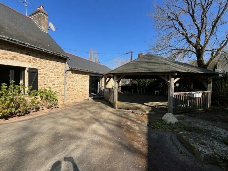 Retail in Vannes for lease - Building Photo - Image 2 of 11