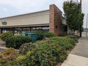 501-1093 Medford Ctr, Medford, OR for lease Building Photo- Image 2 of 8