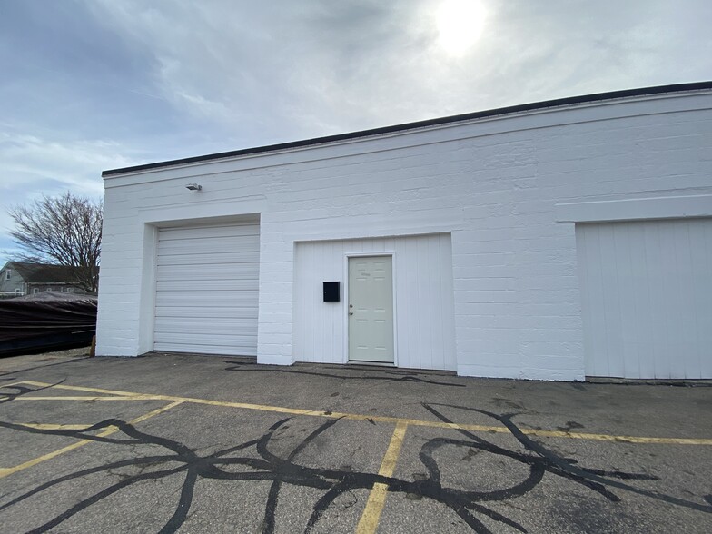 741 W Main Rd, Middletown, RI for sale - Building Photo - Image 1 of 1