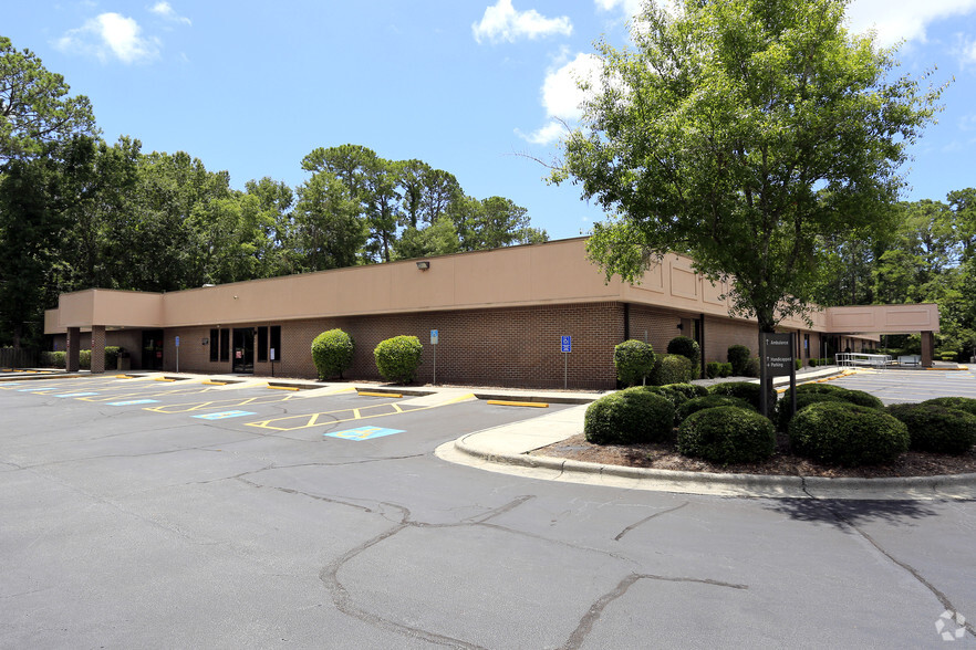 325 W Montgomery Cross Rd, Savannah, GA for lease - Primary Photo - Image 1 of 37