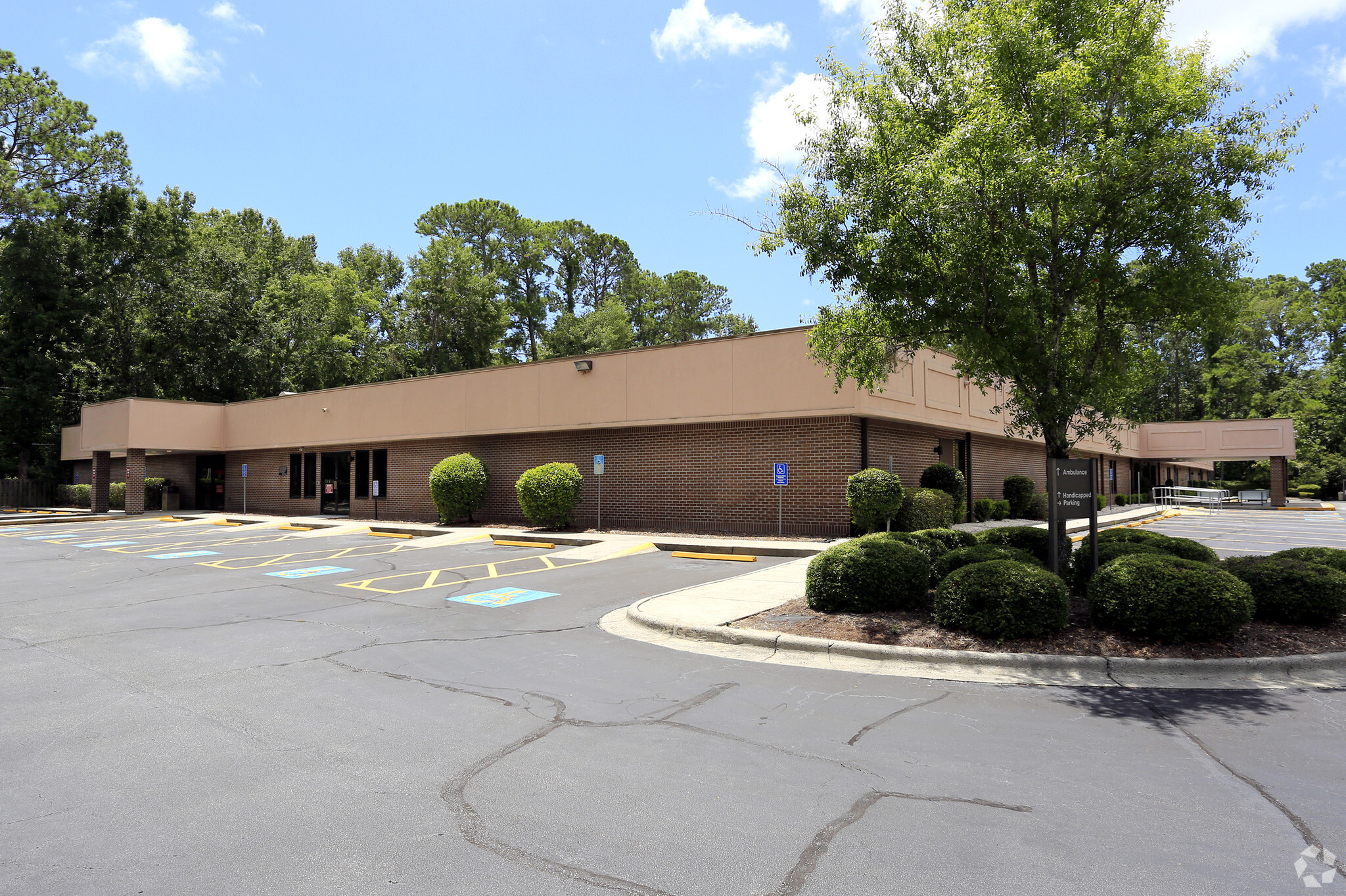 325 W Montgomery Cross Rd, Savannah, GA for lease Primary Photo- Image 1 of 38