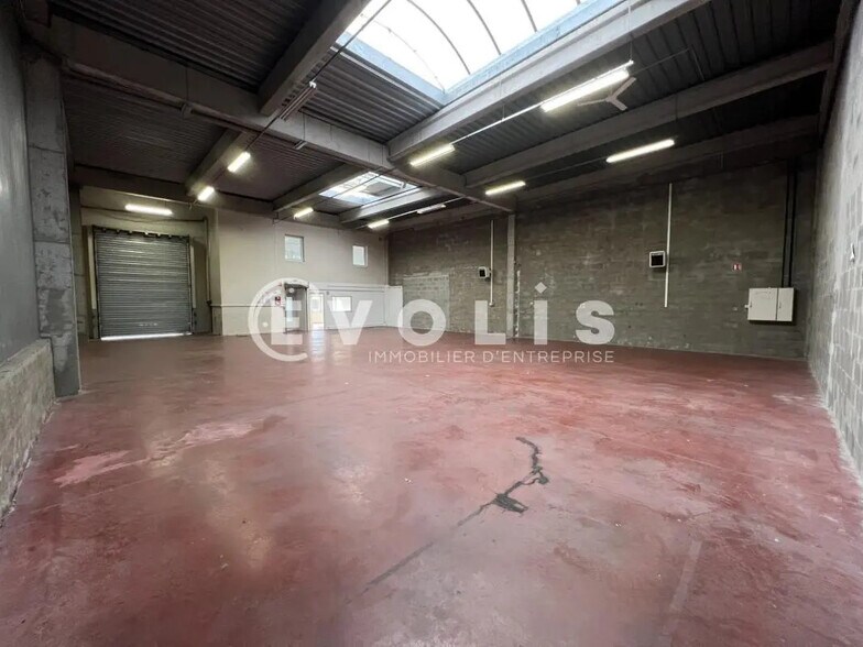 15 Rue Jean Zay, Saint-Priest for lease - Interior Photo - Image 2 of 14