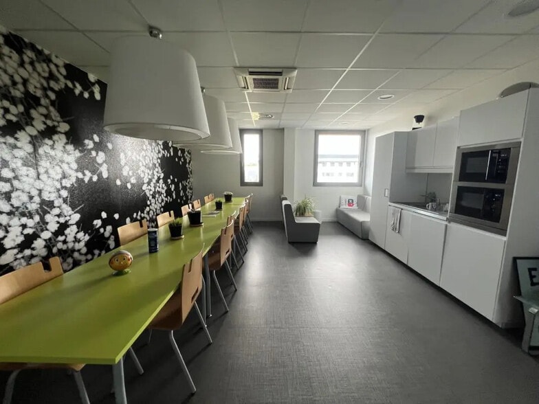 Office in Reims for lease - Interior Photo - Image 2 of 7