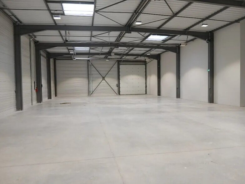 Flex in Besançon for lease - Interior Photo - Image 2 of 6