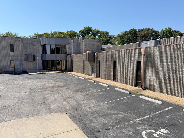9530 Watson Industrial Park, Crestwood, MO for lease - Building Photo - Image 1 of 4