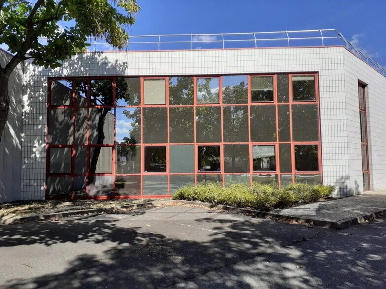 Industrial in Herblay-sur-Seine for lease - Building Photo - Image 1 of 9
