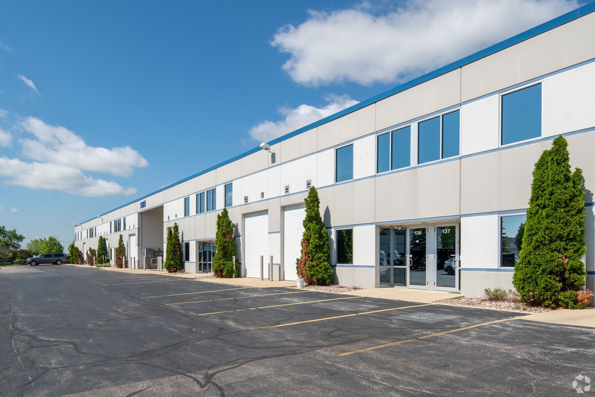 1585 Beverly Ct, Aurora, IL for lease Primary Photo- Image 1 of 44