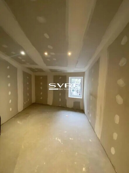 Retail in Marseille for lease - Interior Photo - Image 3 of 7